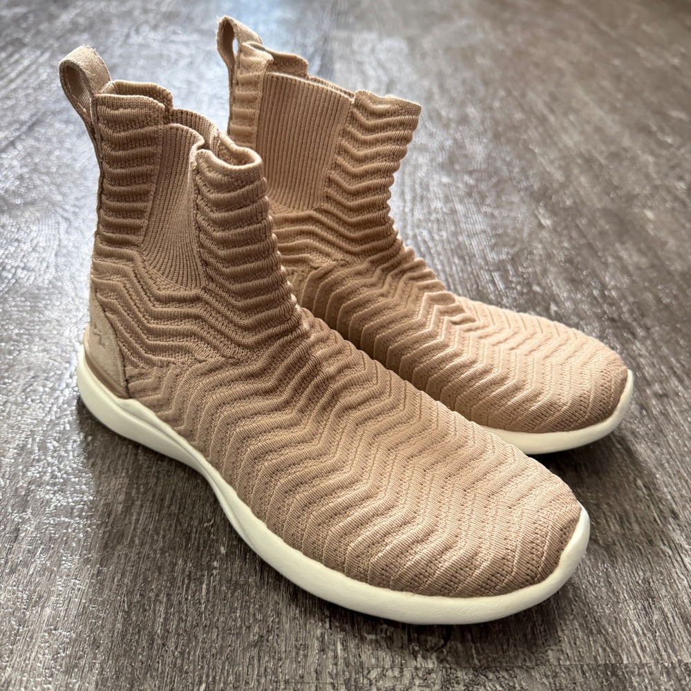 APL Techloom‎ Chelsea Sneakers Womens Size 6 Tan Knit Slip On